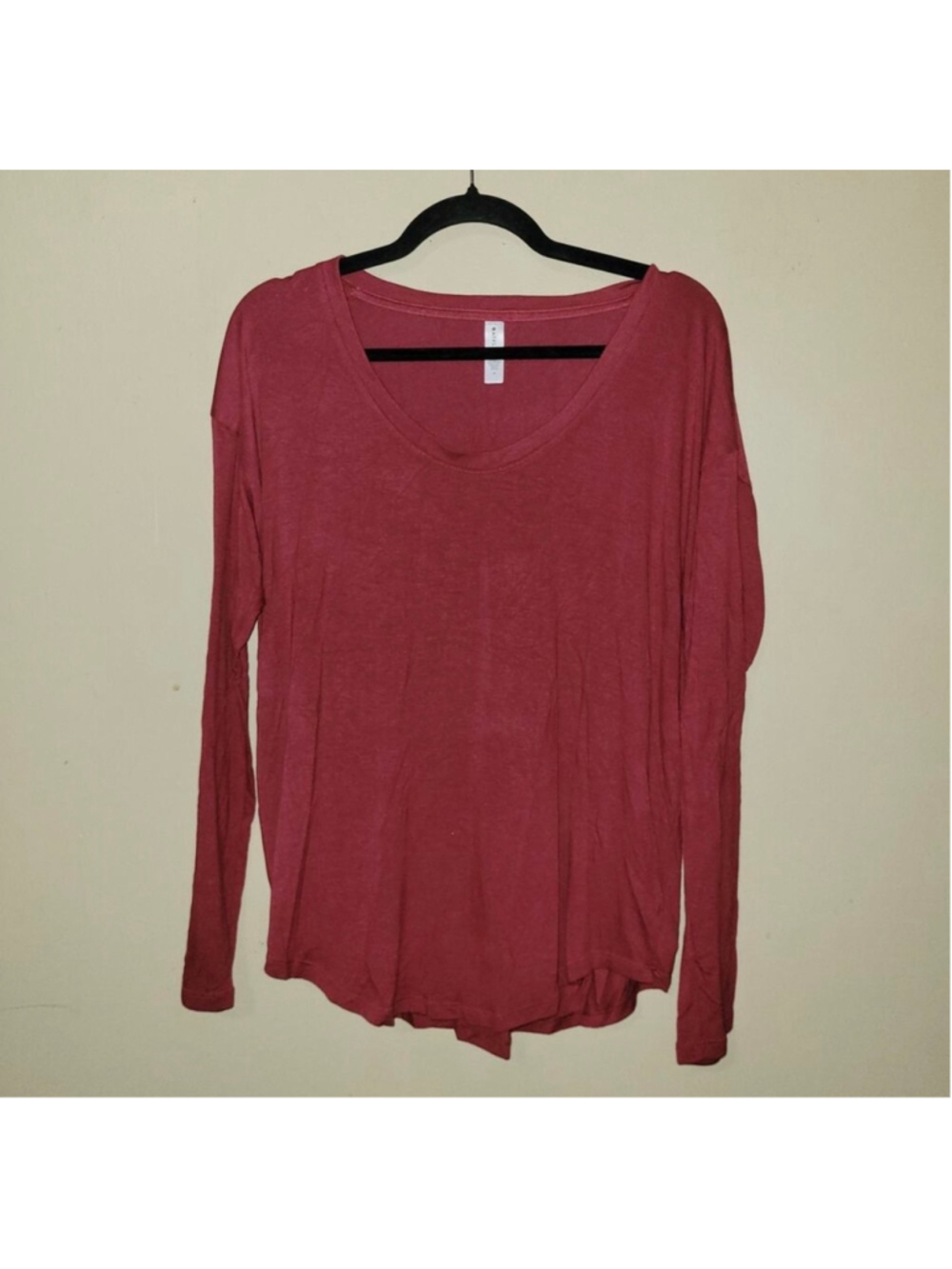 Athleta Women's Cloud light Stratus Long Sleeve V-Neck Tee Red Size M - Picture 2 of 10